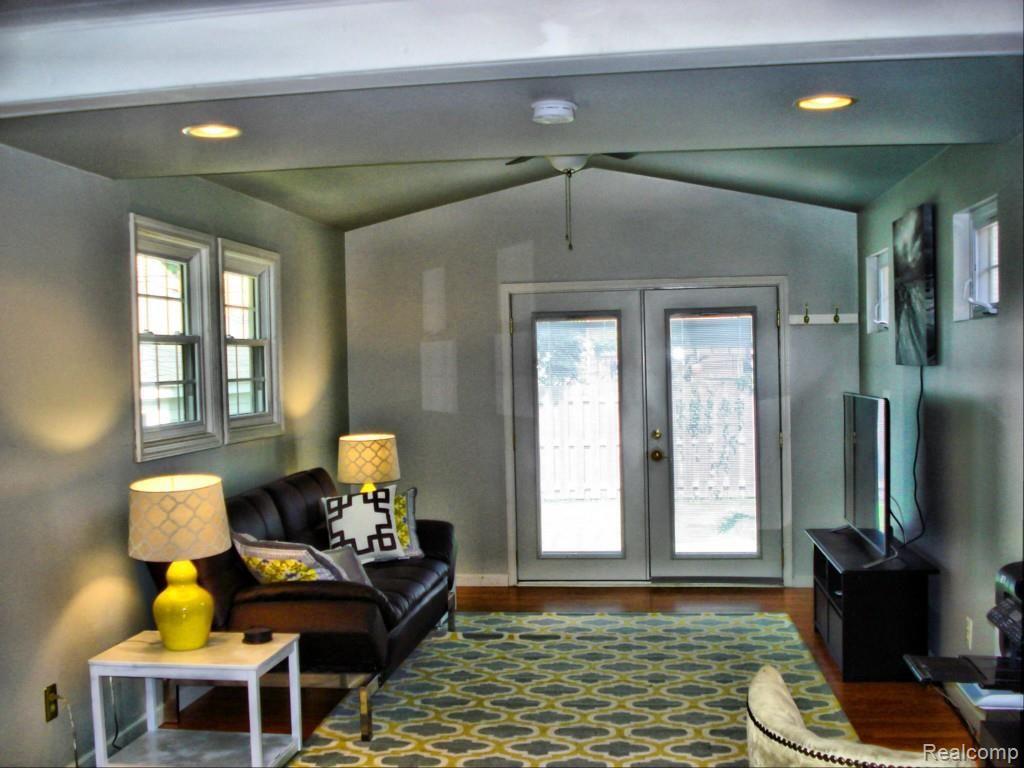 284 Fisher Road Grosse Pointe, MI 48230 - Photo 8 of 69 DSC04918.jpg