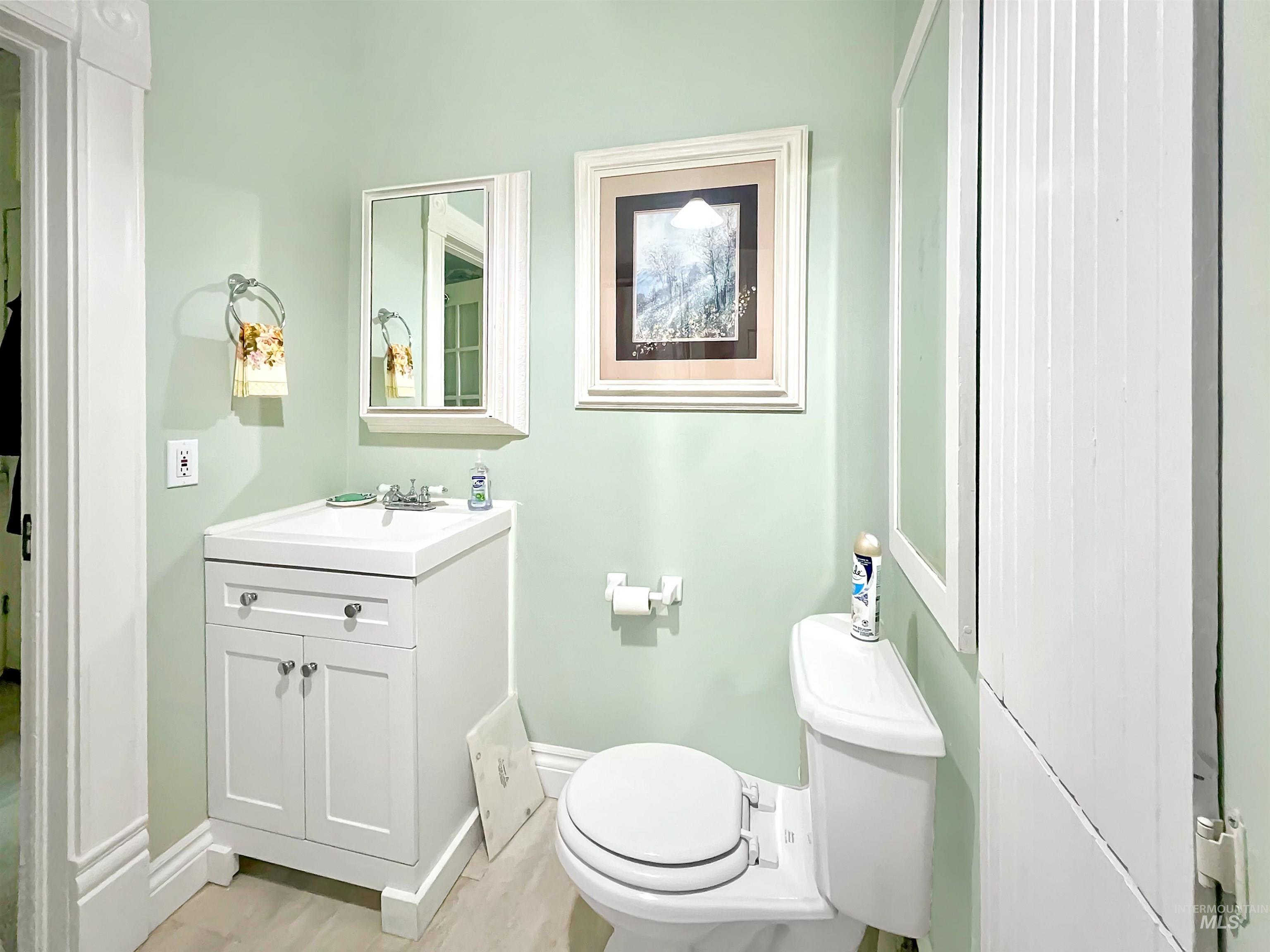 516 East Main Street Weiser, ID 83672 - Photo 28 of 50 Downstairs bath with vanity and shower.