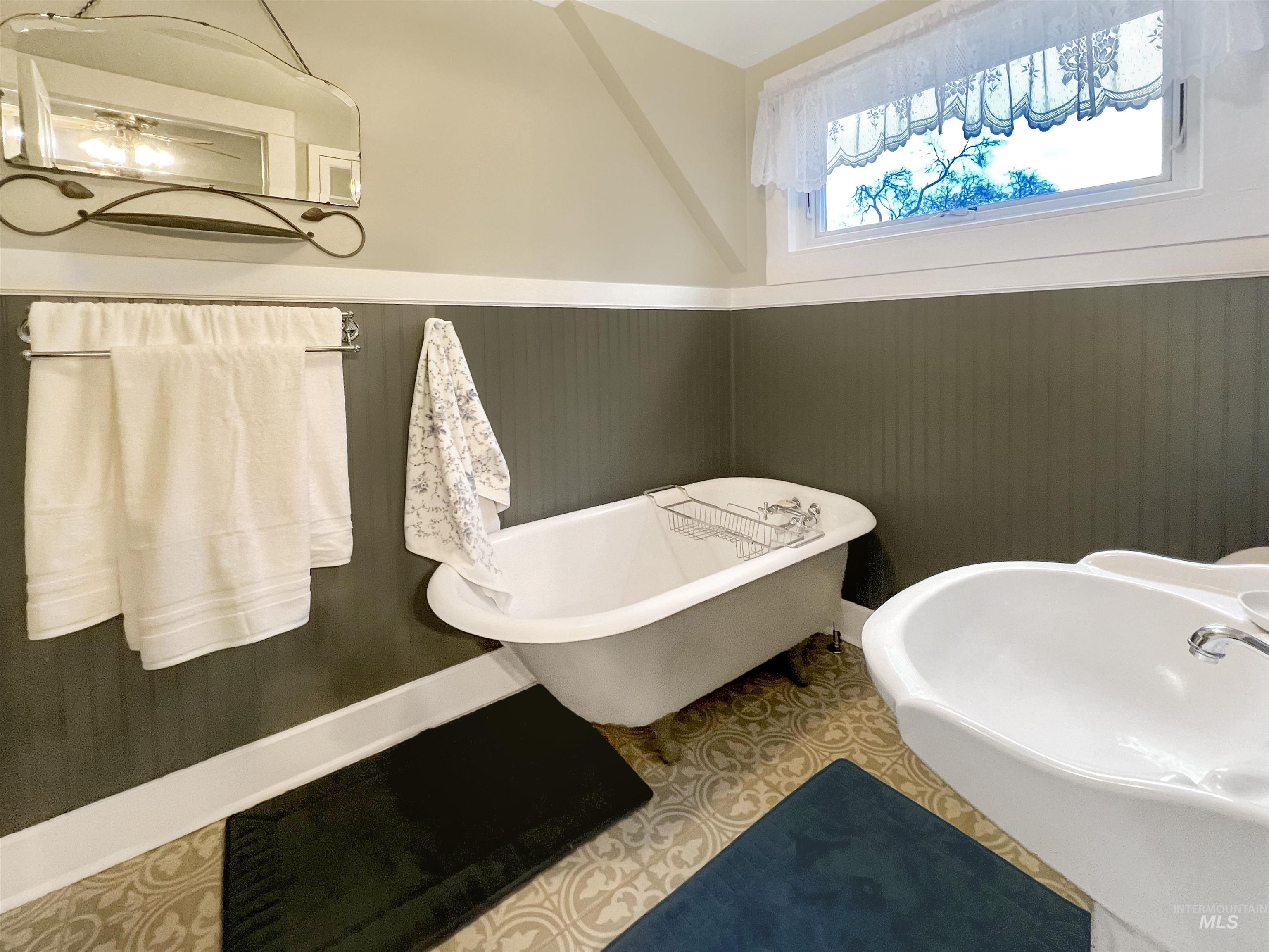 516 East Main Street Weiser, ID 83672 - Photo 37 of 50 Full bath with wainscoting, a soaking tub.