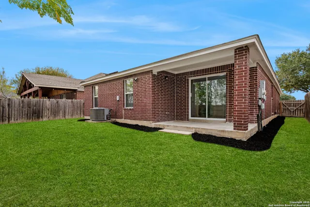 a view of a house with backyard