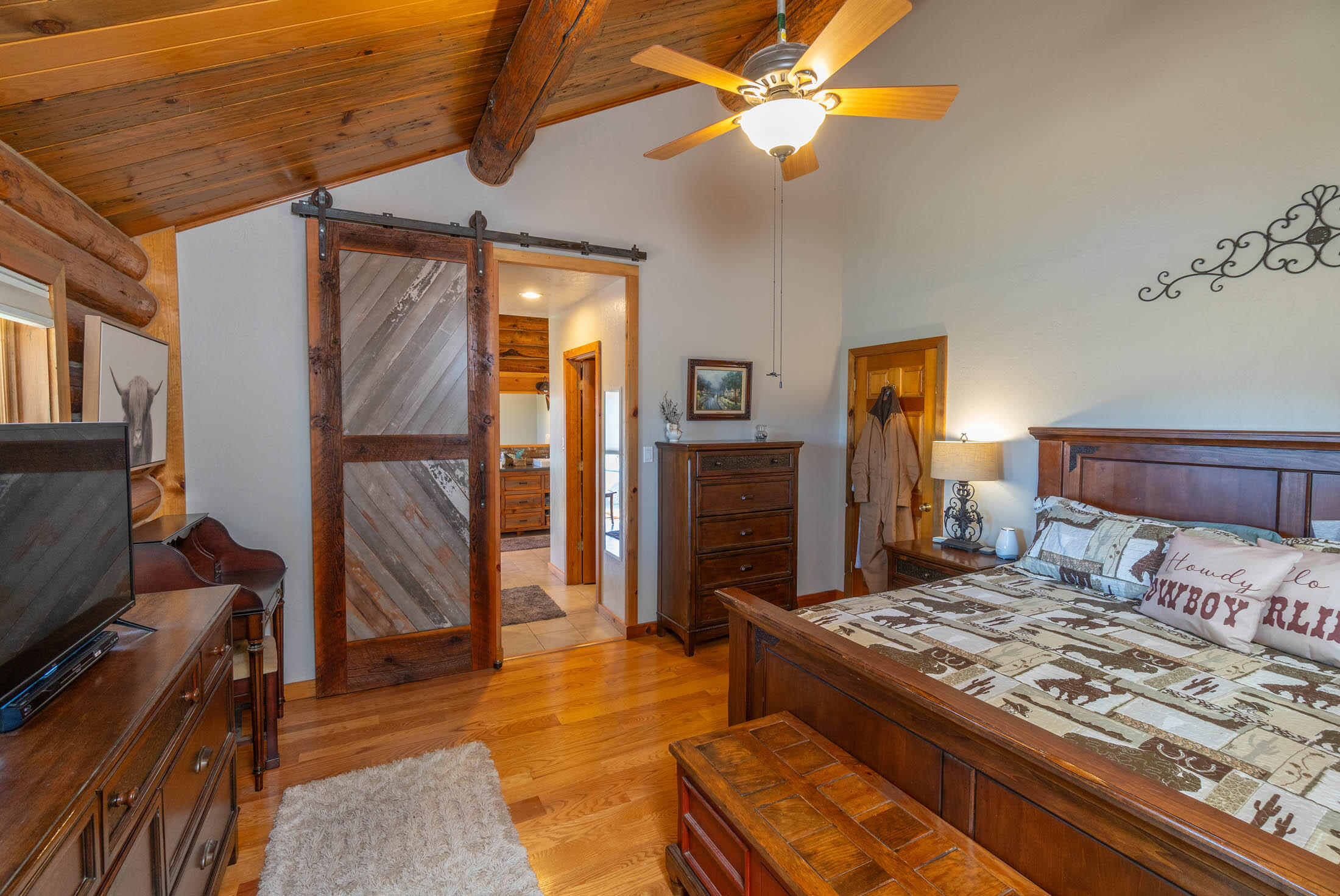 32907 River Bend Road Chiloquin, OR 97624 - Photo 10 of 83 a bedroom with a bed and a television