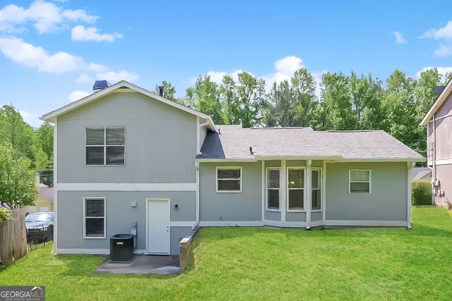 a view of a house with a yard