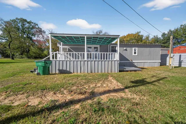 a view of a backyard