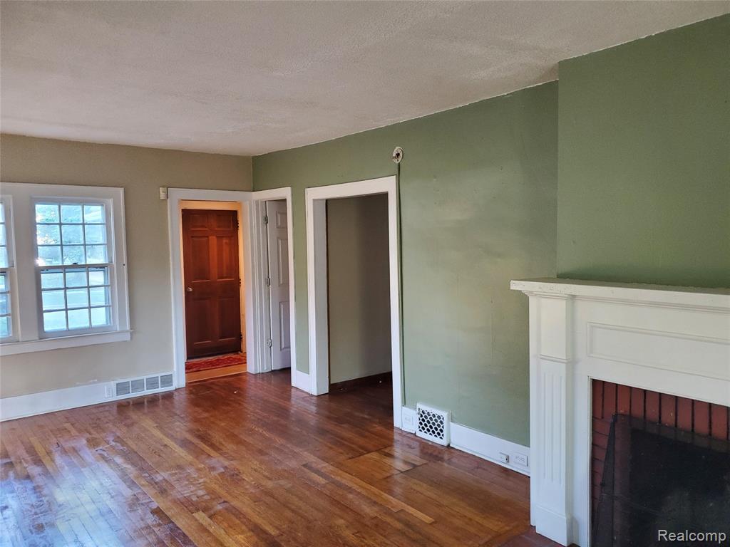 358 West Iroquois Road Pontiac, MI 48341 - Photo 3 of 29