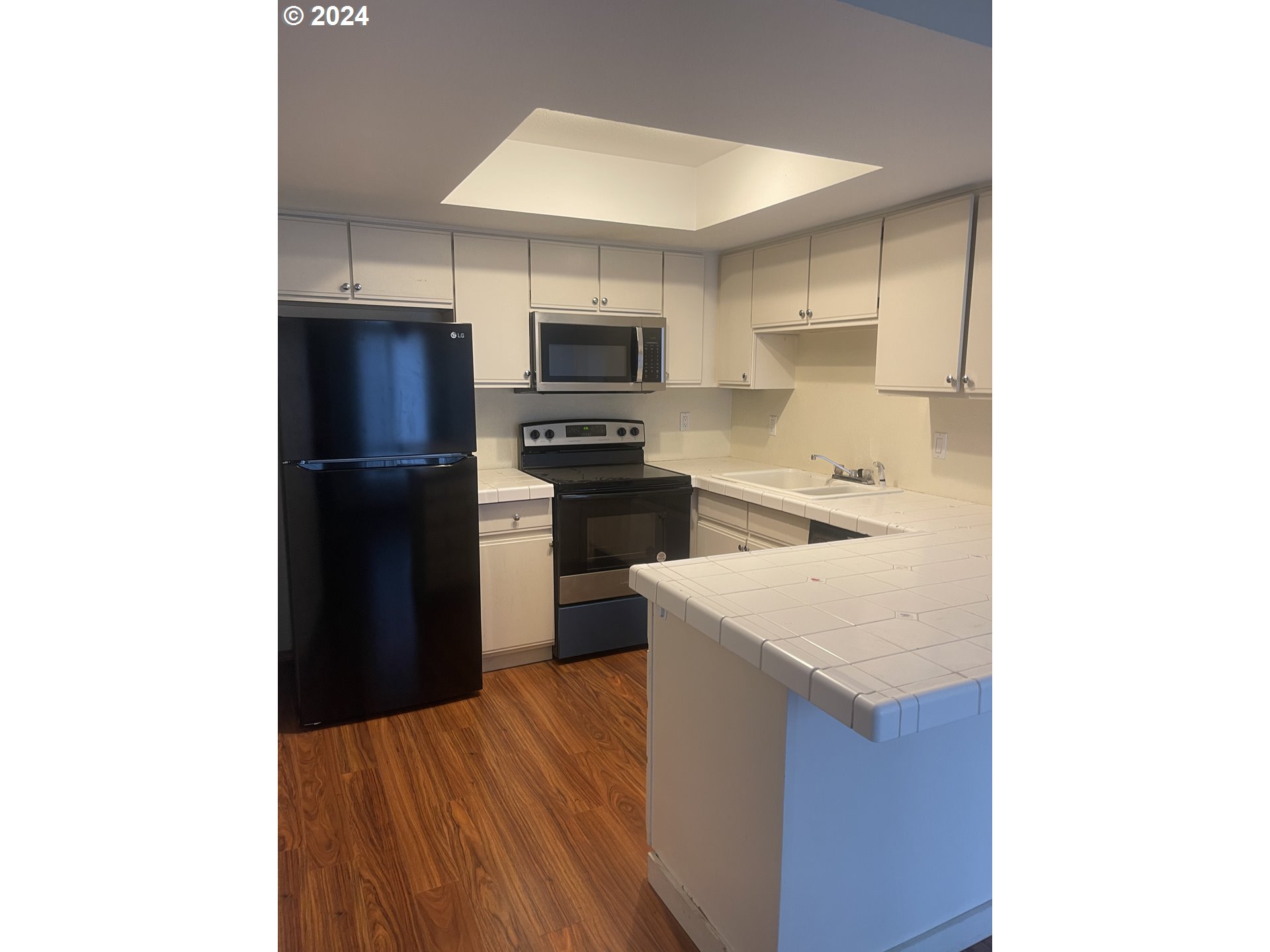 86 Kingsgate Road, Unit E102 Lake Oswego, OR 97035 - Photo 5 of 5 Gallery Image 5