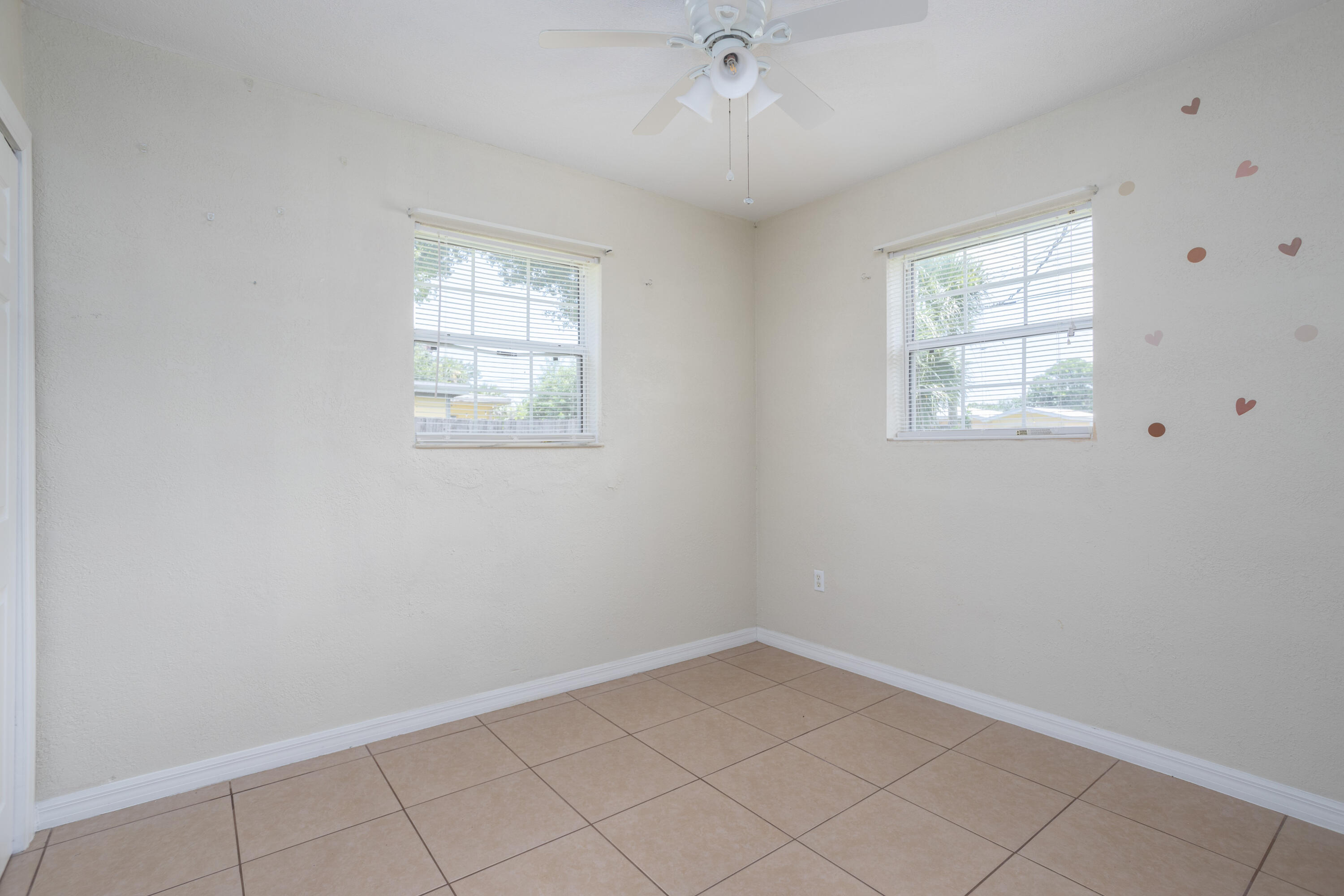 319 West Rutgers Street Melbourne, FL 32901 - Photo 12 of 19 an empty room with a window