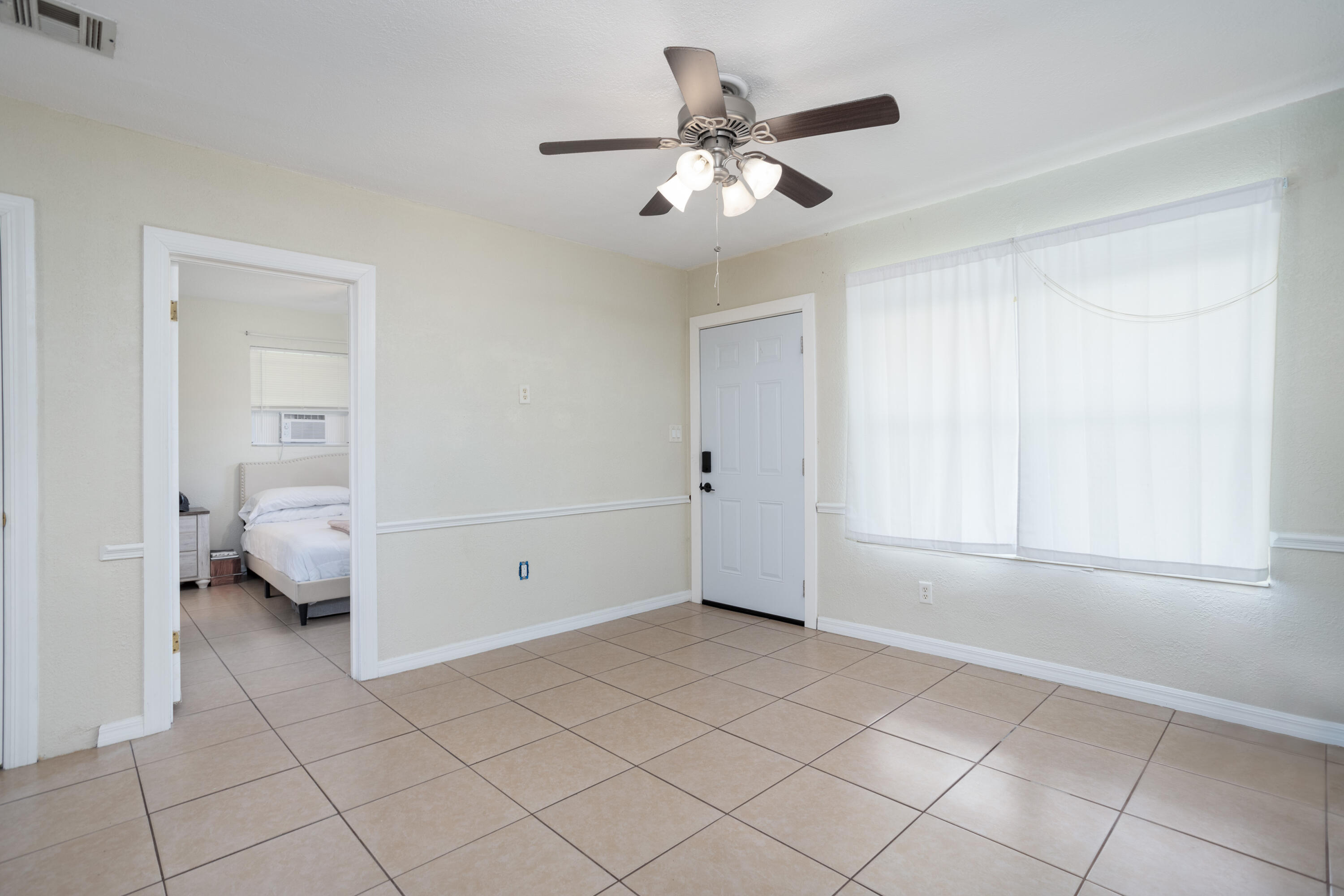 319 West Rutgers Street Melbourne, FL 32901 - Photo 3 of 19 a view of an empty room and a bathroom