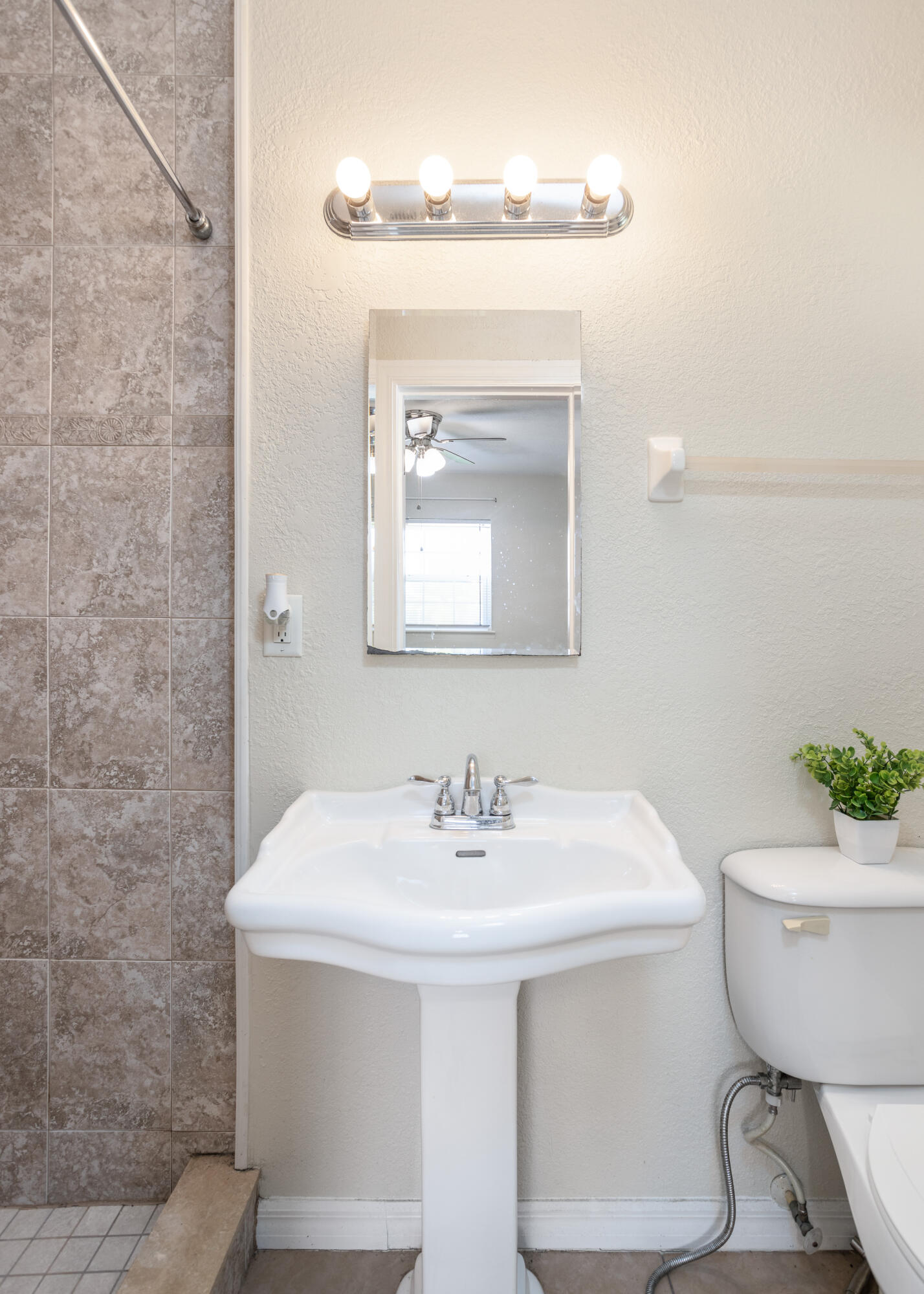 319 West Rutgers Street Melbourne, FL 32901 - Photo 9 of 19 a bathroom with a sink and a mirror