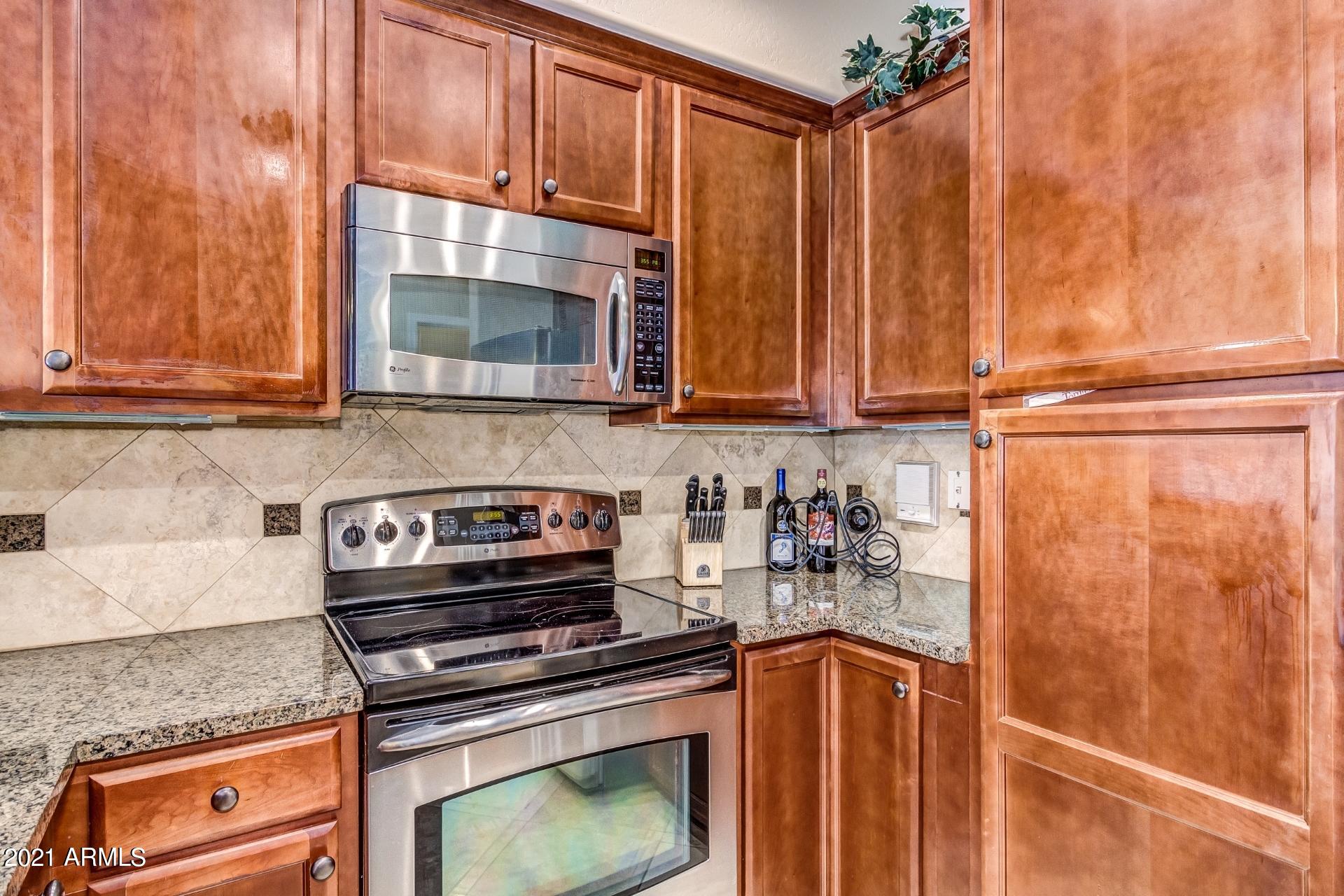 3935 East Rough Rider Road, Unit 1012 Phoenix, AZ 85050 - Photo 9 of 26 Kitchen Oven