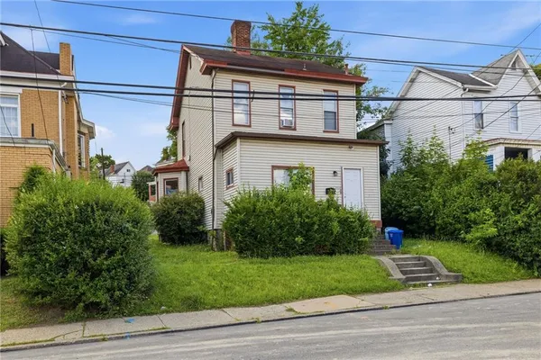 a view of a house with a yard