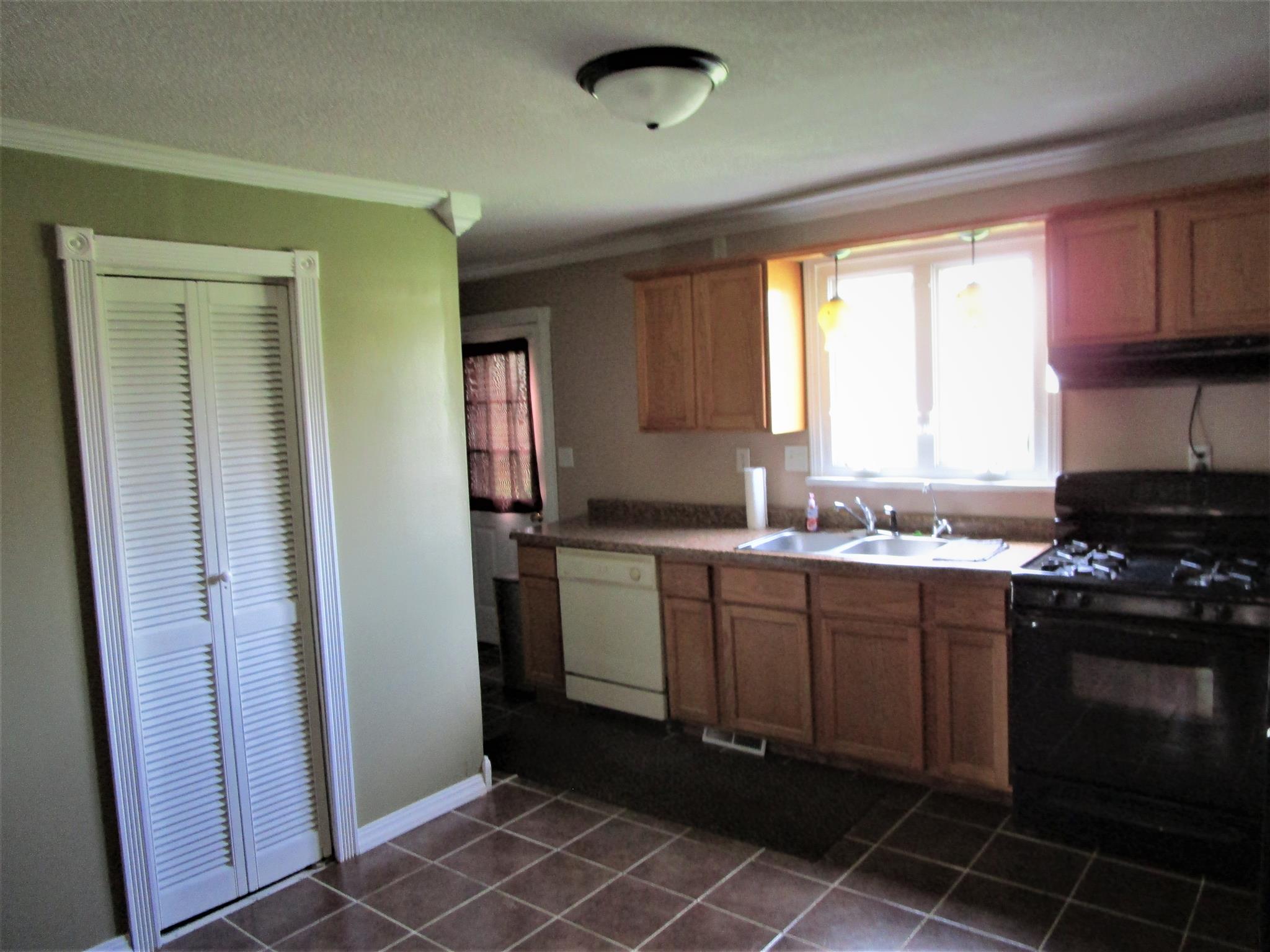 927 North 10th Street Decatur, IN 46733 - Photo 8 of 14