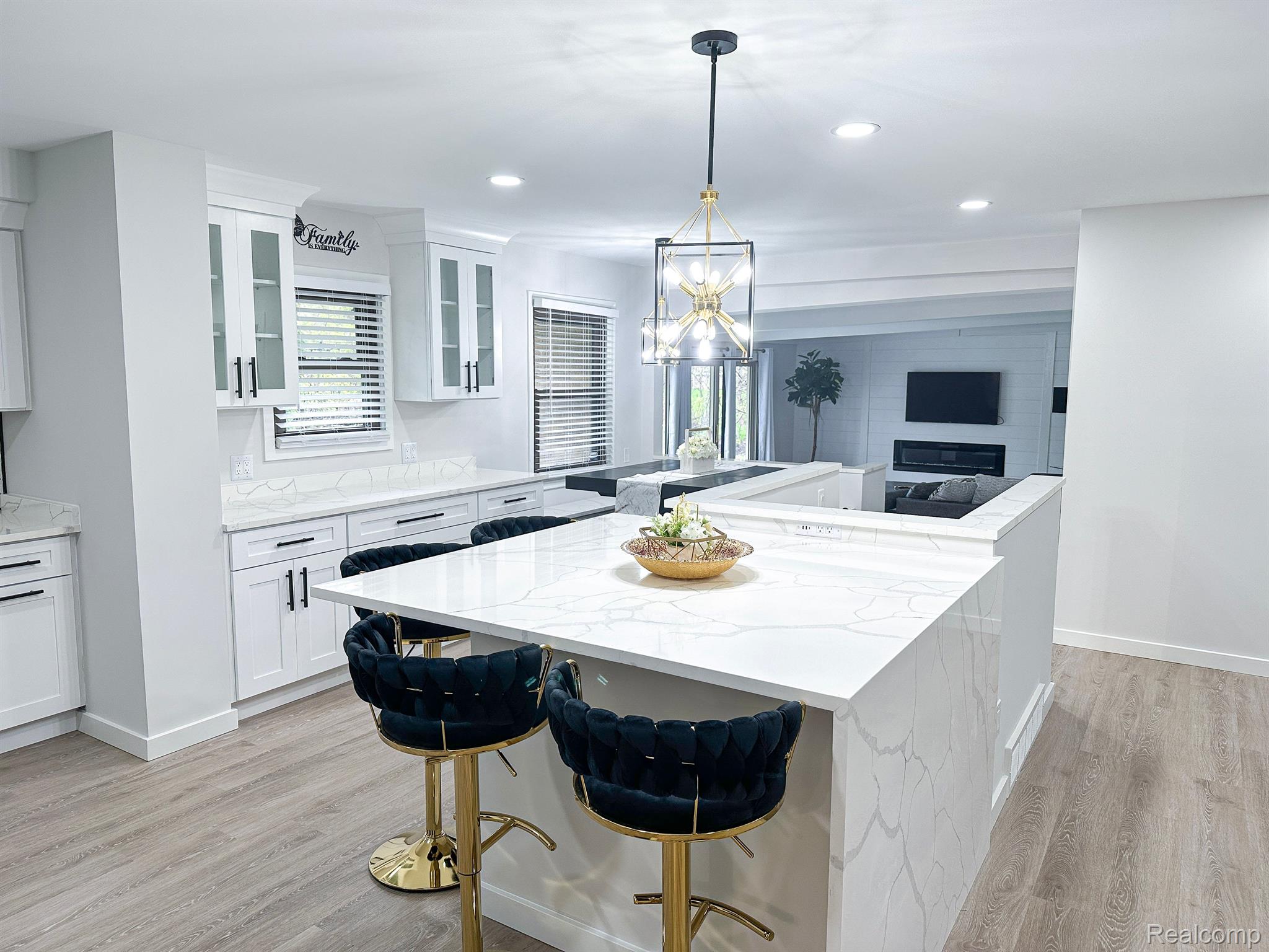 28043 Peppermill Road Farmington, MI 48331 - Photo 8 of 41 Gallery Image 8