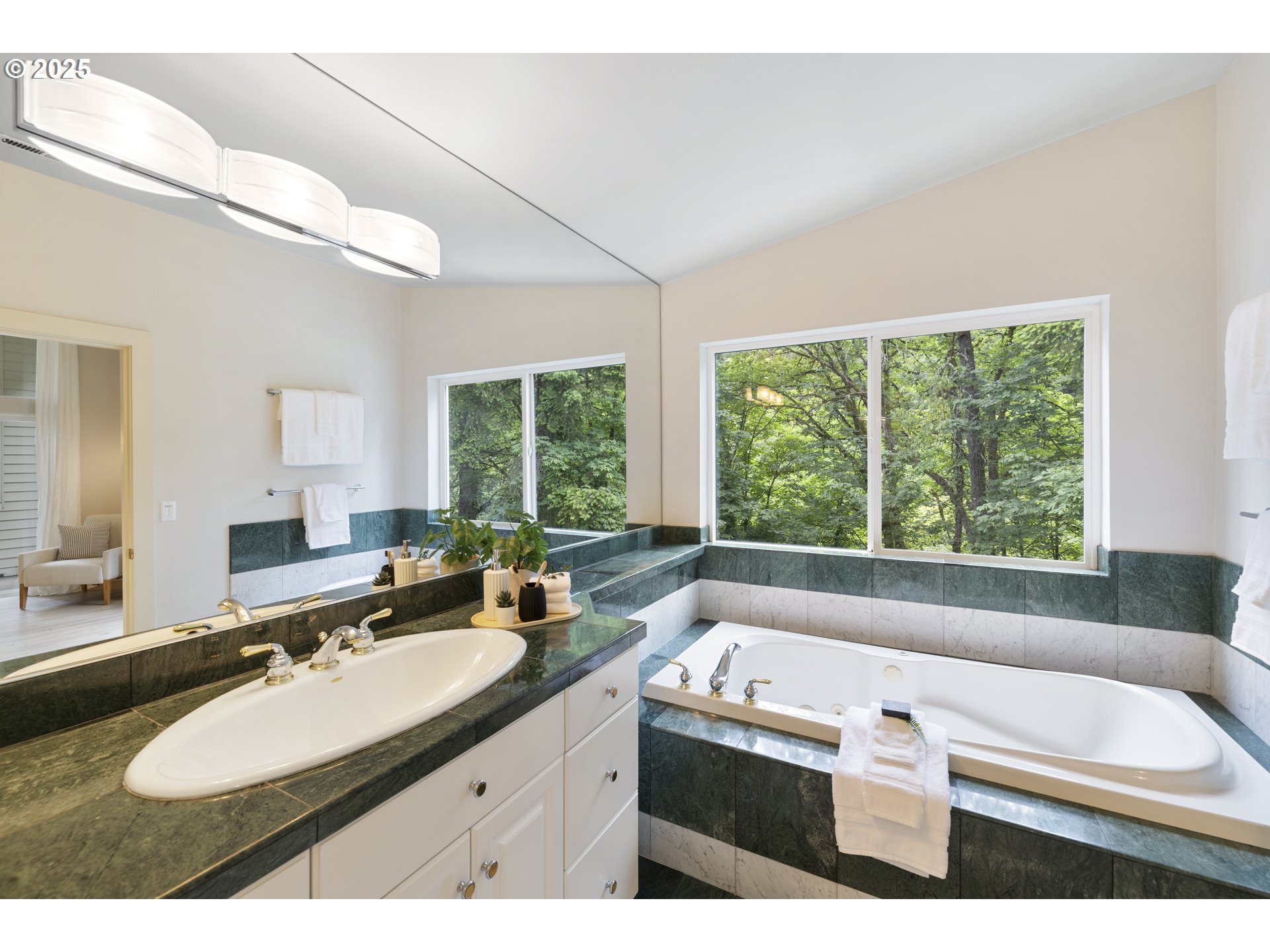 1983 Ridgewood Road Lake Oswego, OR 97034 - Photo 40 of 48 Gallery Image 40