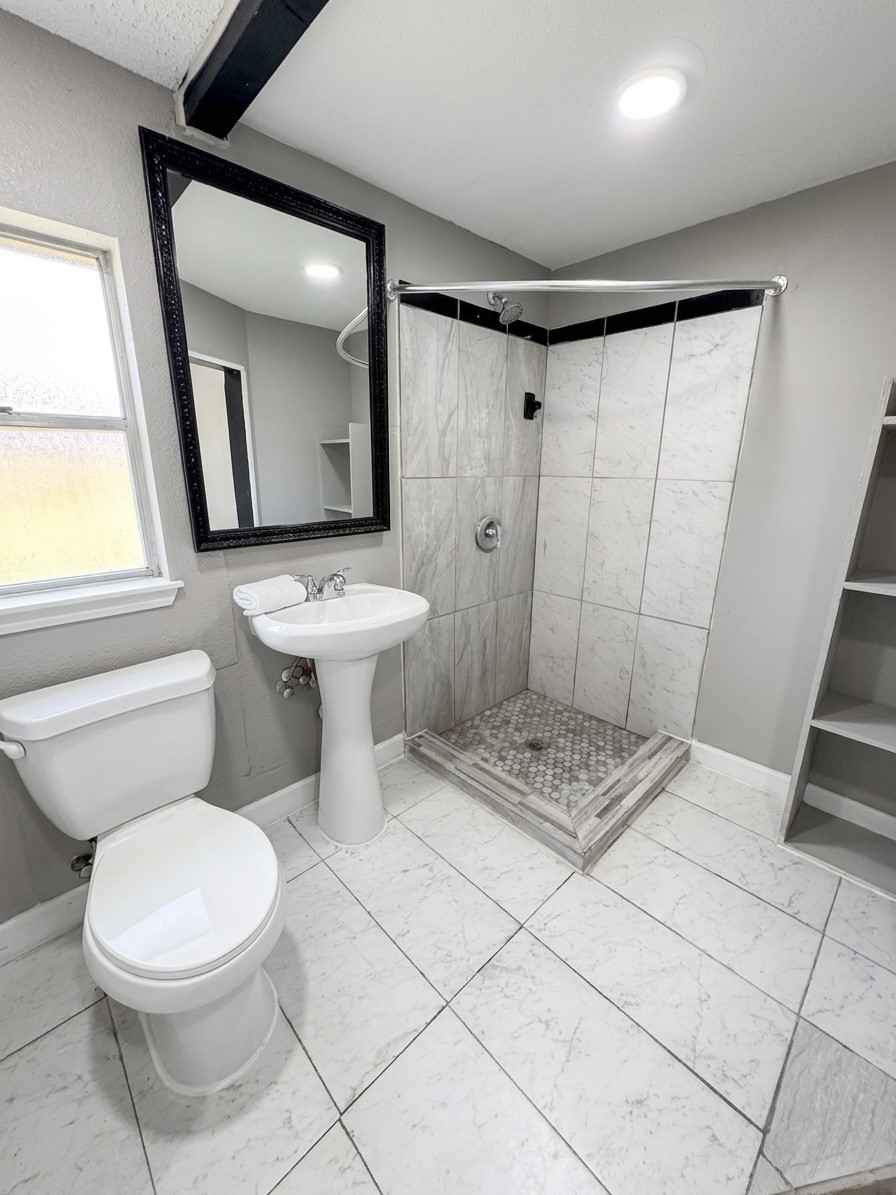 2203 South Houston Road Pasadena, TX 77502 - Photo 12 of 18 Primary bathroom.