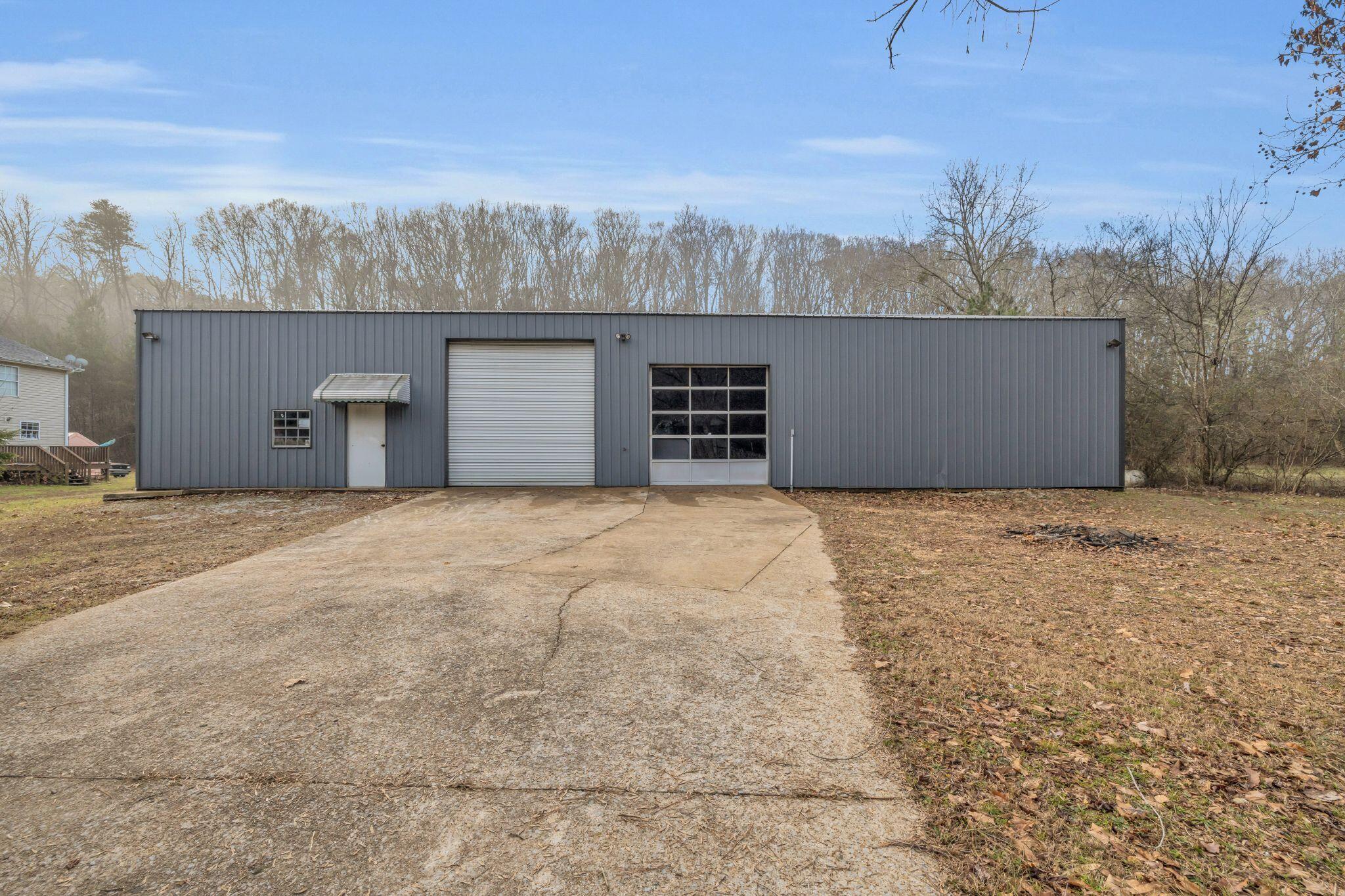 7234 Banther Road Harrison, TN 37341 - Photo 24 of 35 Massive garage with a lift
