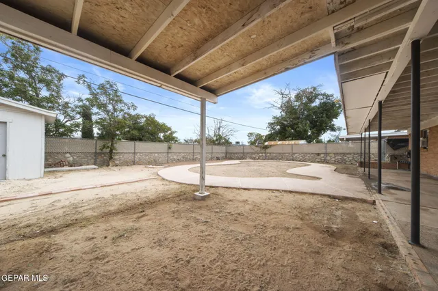 a view of a backyard