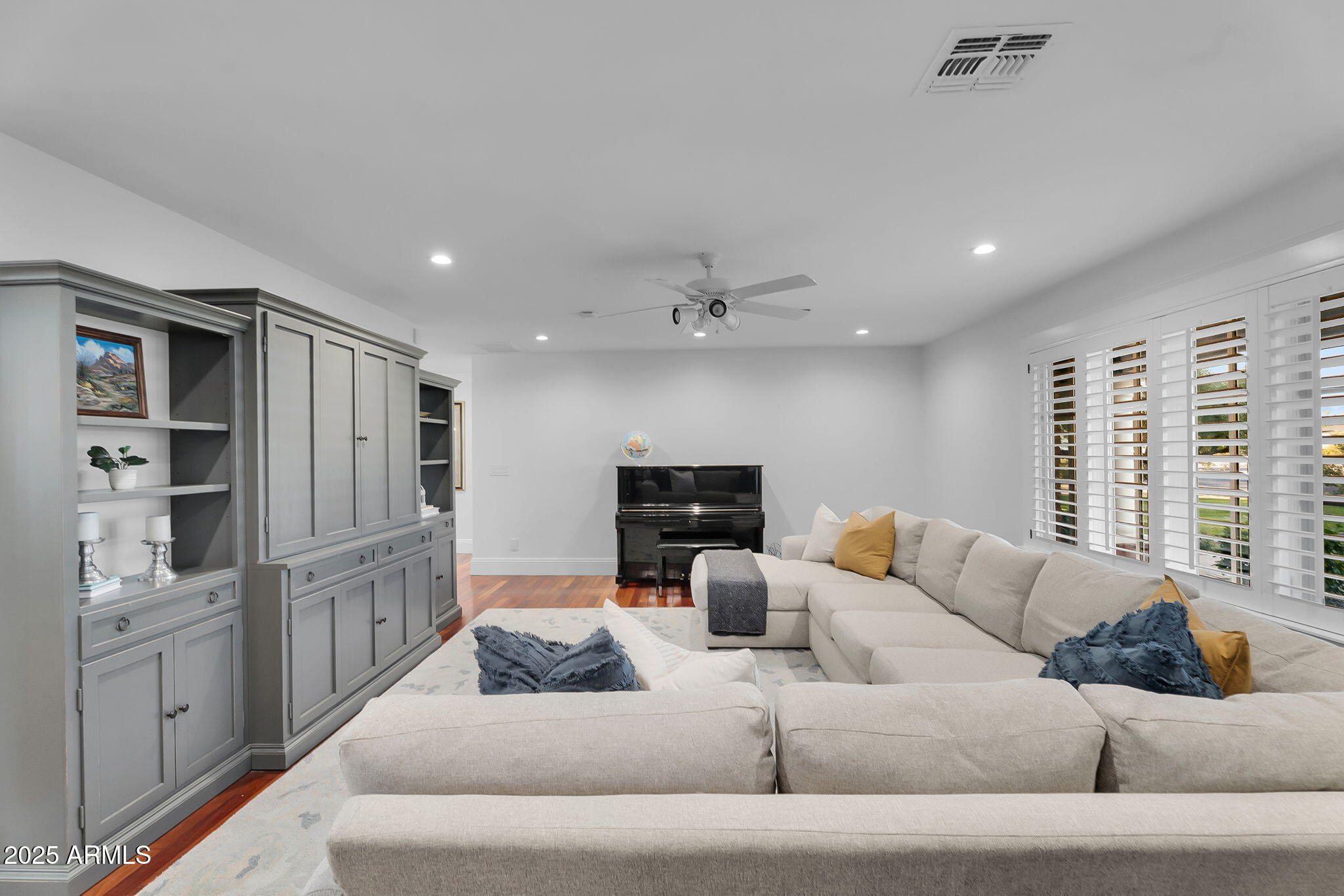 229 West Berridge Lane Phoenix, AZ 85013 - Photo 15 of 78 Living Room