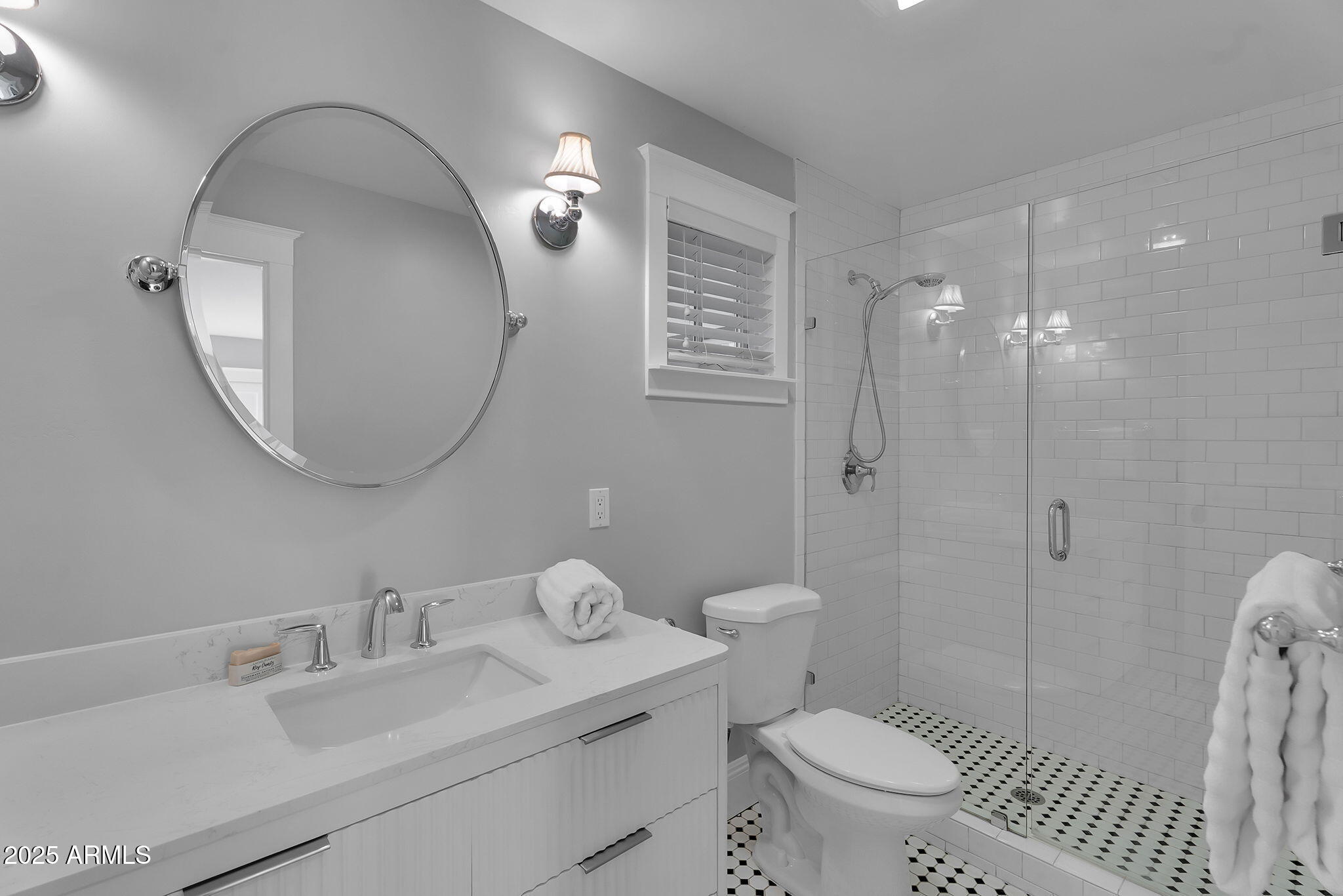 229 West Berridge Lane Phoenix, AZ 85013 - Photo 48 of 78 Guest Suite Bathroom