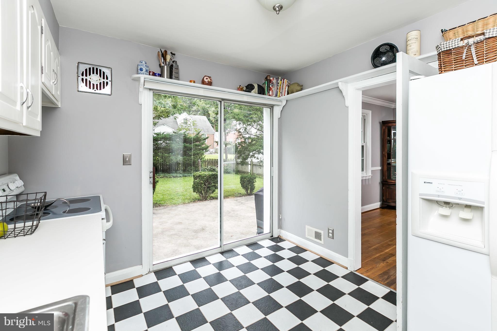 40 Dunvegan Road Baltimore, MD 21228 - Photo 11 of 26 Sliders to patio Great for entertaining!