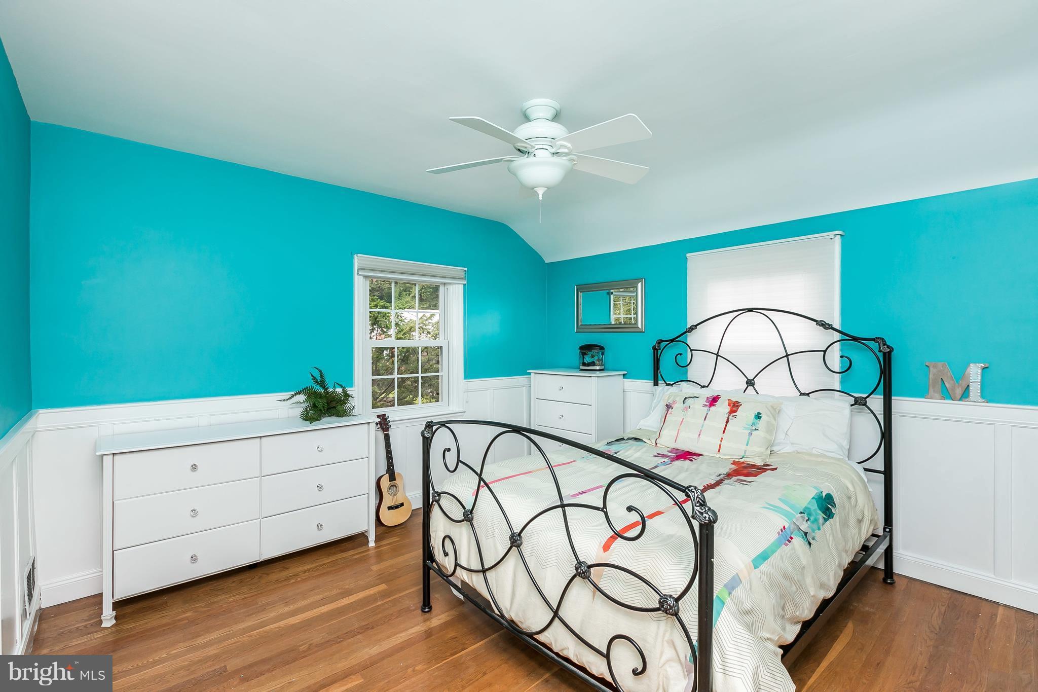40 Dunvegan Road Baltimore, MD 21228 - Photo 16 of 26 Second Bedroom w/ tasteful wainscotting