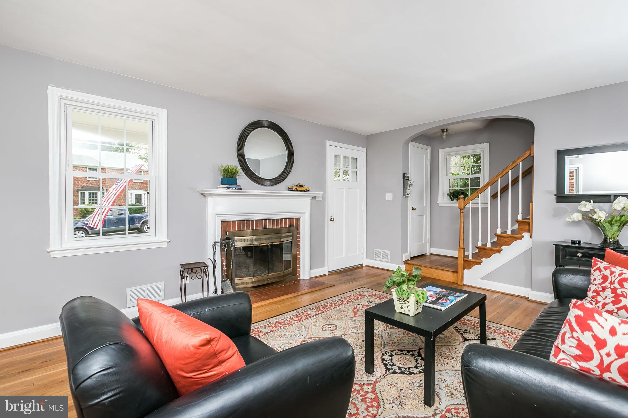 40 Dunvegan Road Baltimore, MD 21228 - Photo 5 of 26 Inviting Living Room w/ gracious curved archways