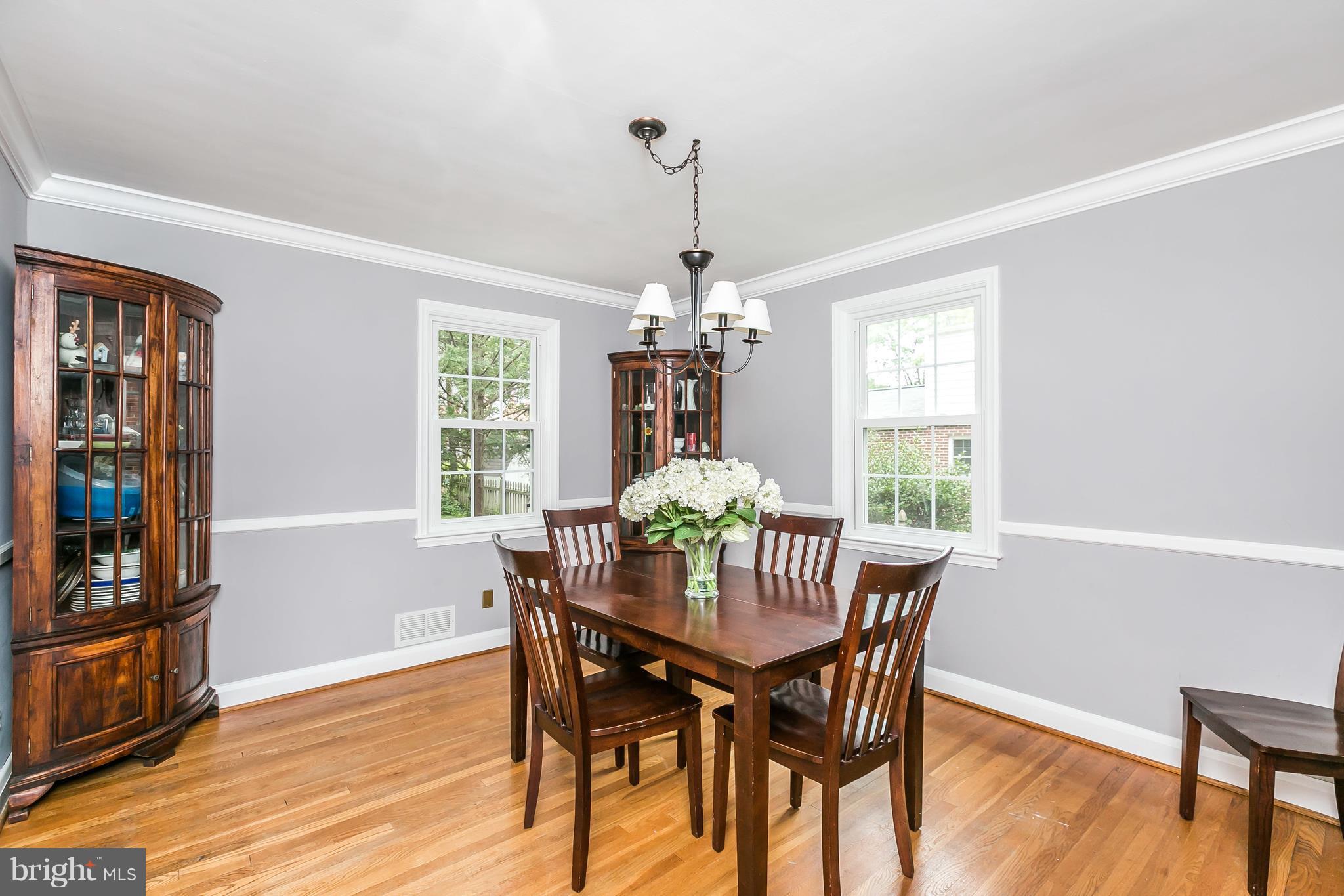 40 Dunvegan Road Baltimore, MD 21228 - Photo 9 of 26 Elegant w/ crown molding & chair rail