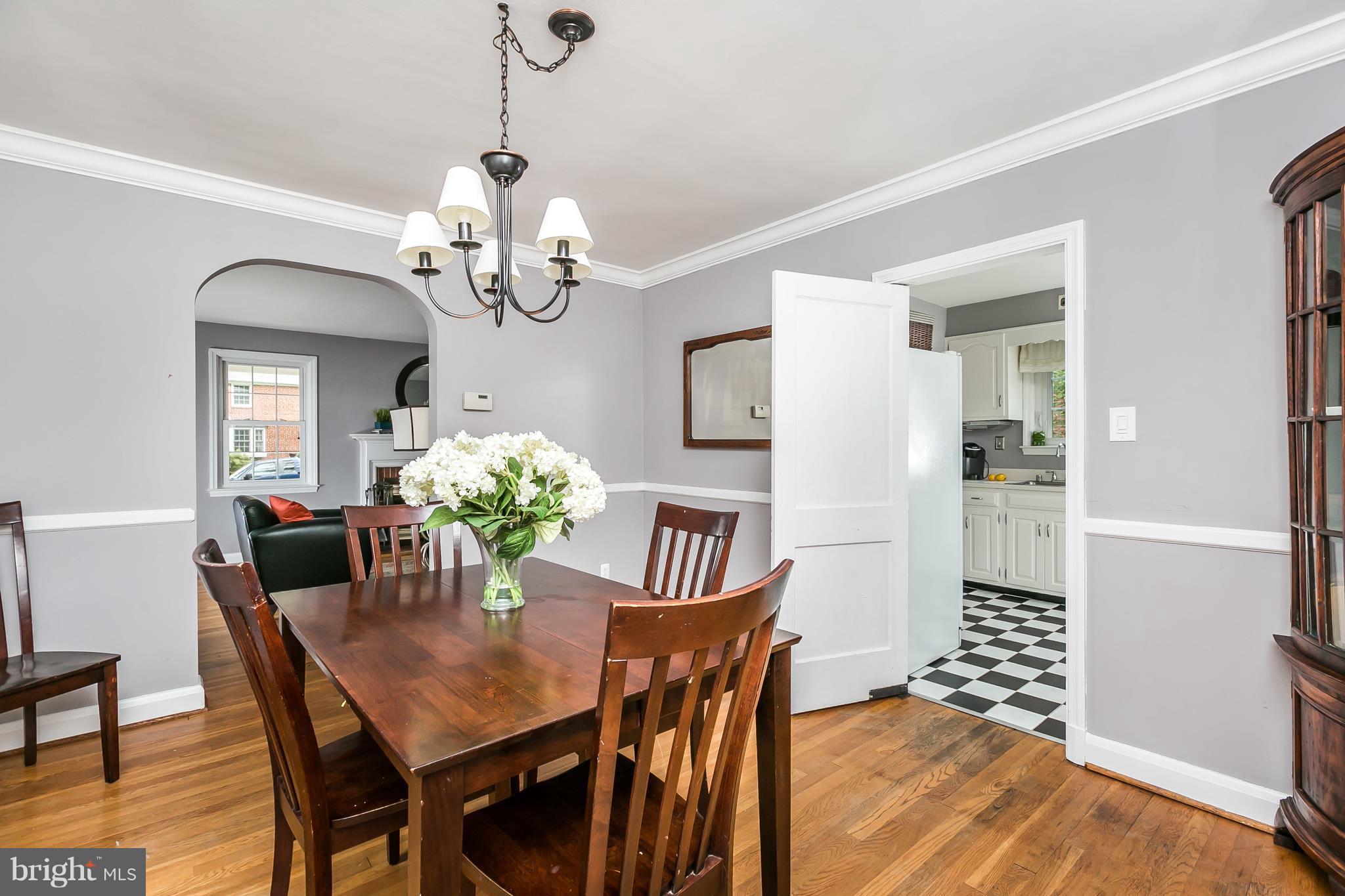 40 Dunvegan Road Baltimore, MD 21228 - Photo 10 of 26 Traditional swinging door to Kitchen