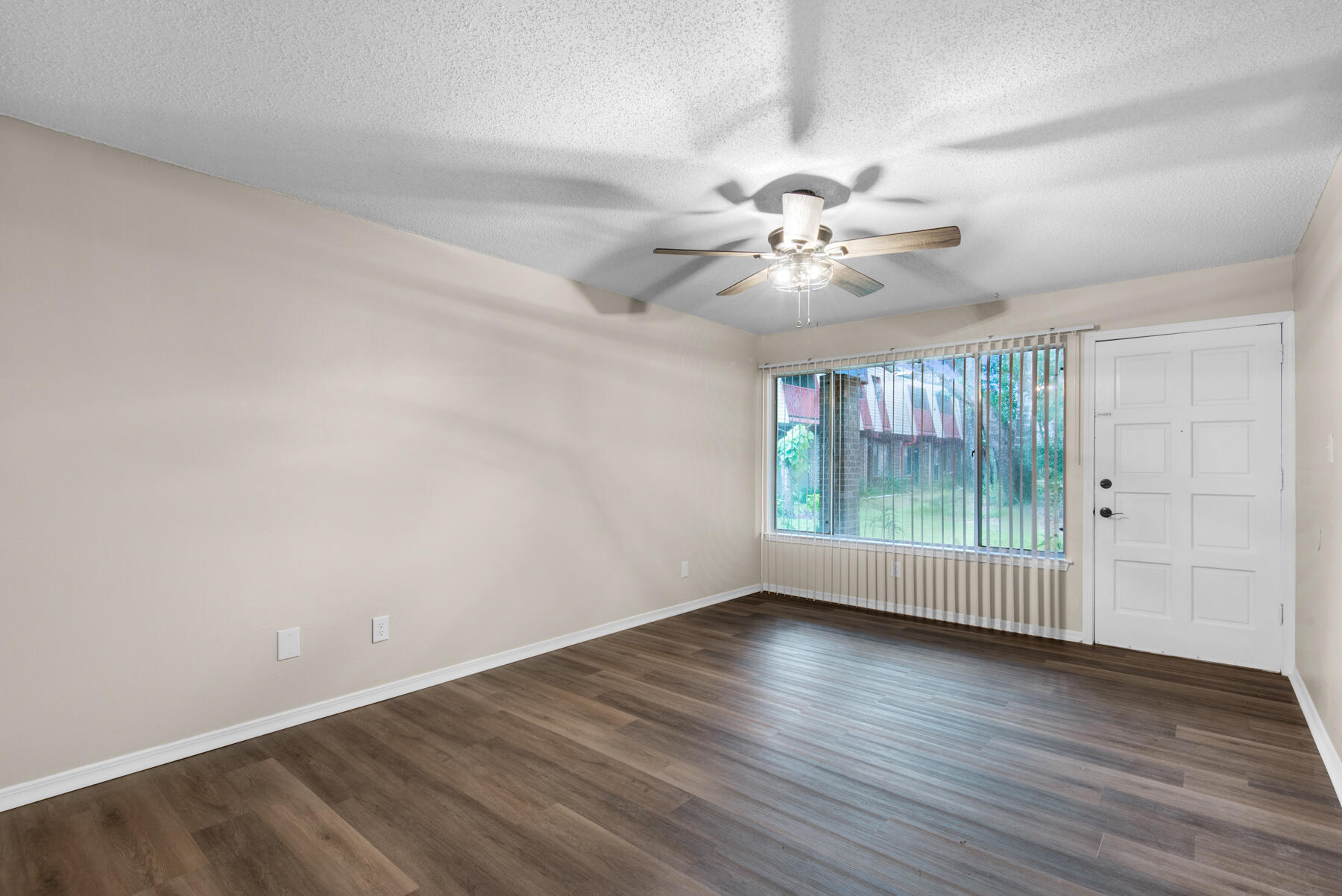 210 Pelham Road, Unit 119A Fort Walton Beach, FL 32547 - Photo 3 of 21 Living Room