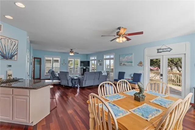 $575,000 | 207 South 2nd Street, Rockport, TX 78382