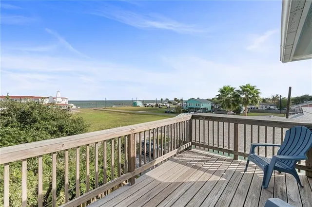 $575,000 | 207 South 2nd Street, Rockport, TX 78382