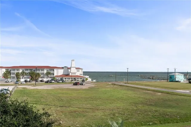 $575,000 | 207 South 2nd Street, Rockport, TX 78382