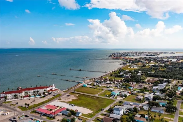 $575,000 | 207 South 2nd Street, Rockport, TX 78382