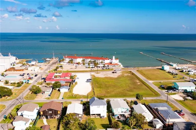 $575,000 | 207 South 2nd Street, Rockport, TX 78382