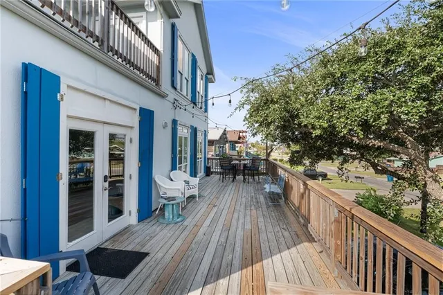 $575,000 | 207 South 2nd Street, Rockport, TX 78382