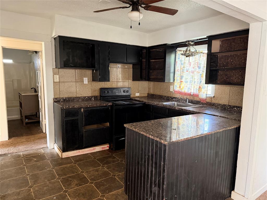 457 East James Street Wills Point, TX 75169 - Photo 4 of 14 a kitchen with stainless steel appliances granite countertop a sink stove and refrigerator