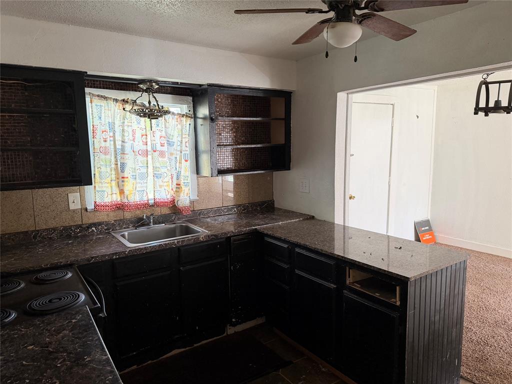 457 East James Street Wills Point, TX 75169 - Photo 5 of 14 a kitchen with a sink and a stove