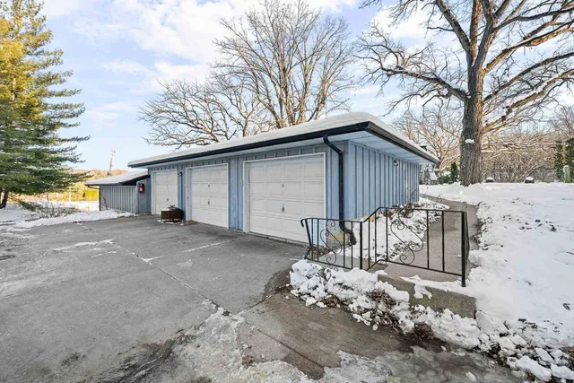 $550,000 | 4211 Highway 6, Coal Valley, IL 61240