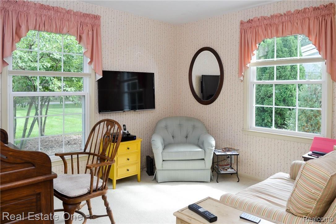 988 Top View Road Bloomfield Hills, MI 48304 - Photo 15 of 22 bedroom 2.jpg