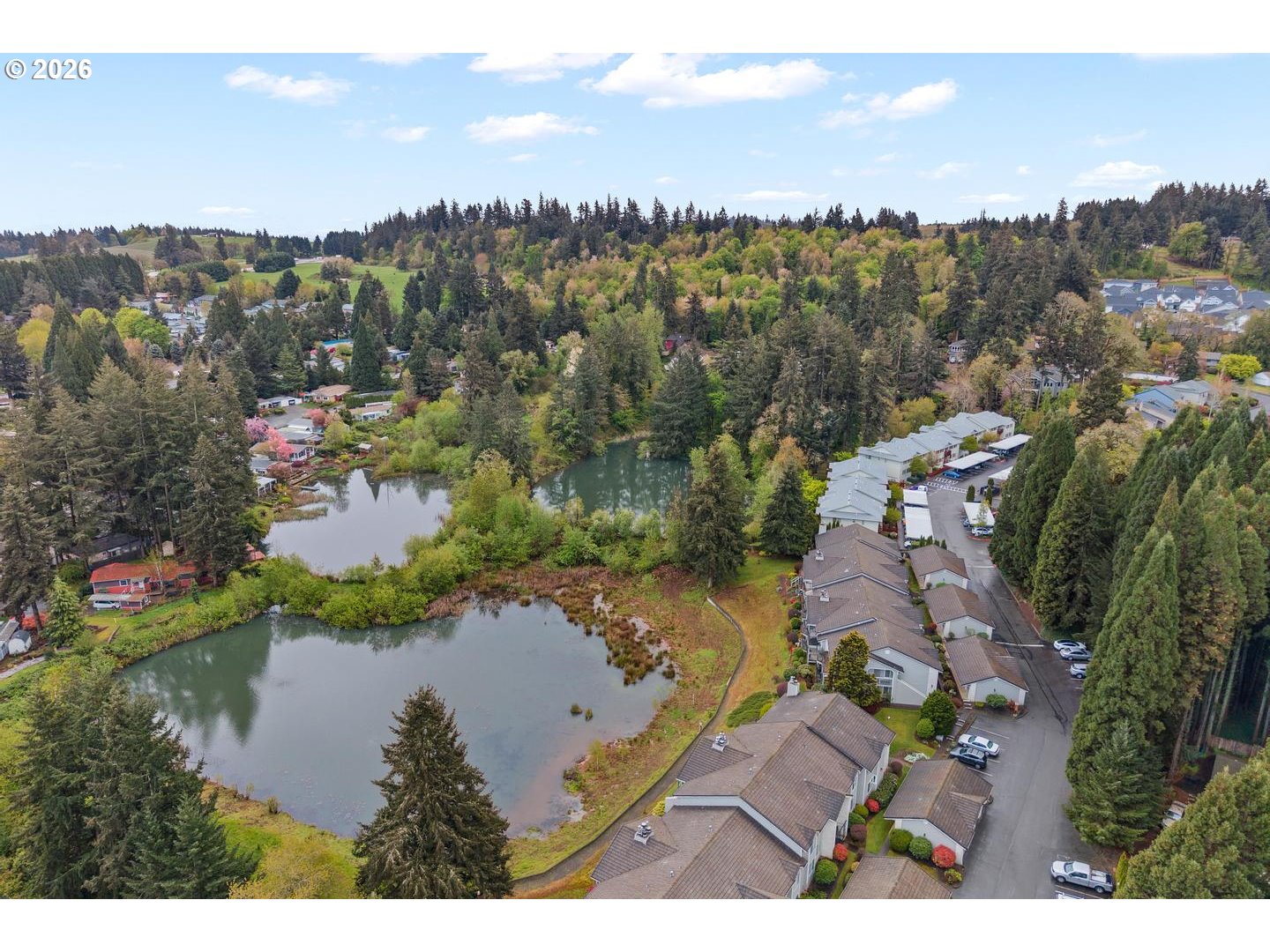 1840 Rees Hill Road Southeast, Unit 19 Salem, OR 97306 - Photo 32 of 34 a view of a lake from a city