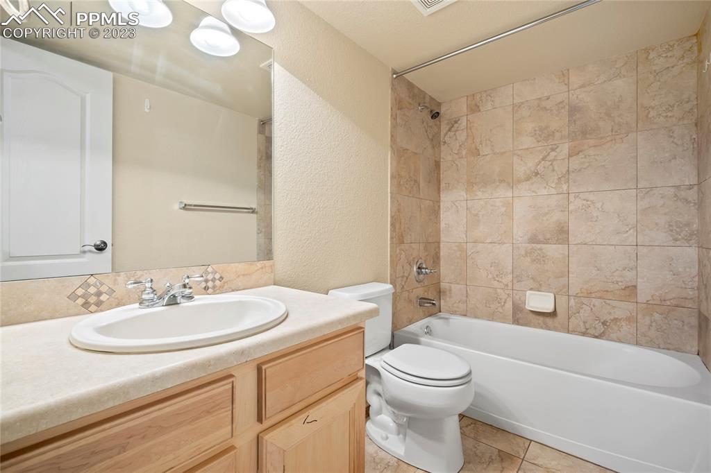 3822 Homestead Ridge Heights Colorado Springs, CO 80917 - Photo 15 of 17 a bathroom with a sink a toilet and a bathtub