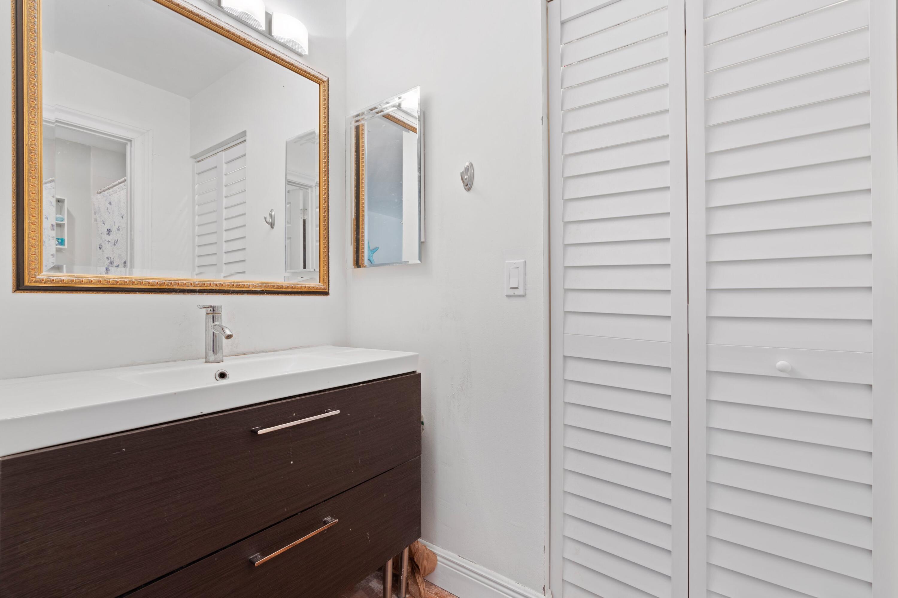 498 Hardwood Place Boca Raton, FL 33431 - Photo 8 of 28 Master Bathroom