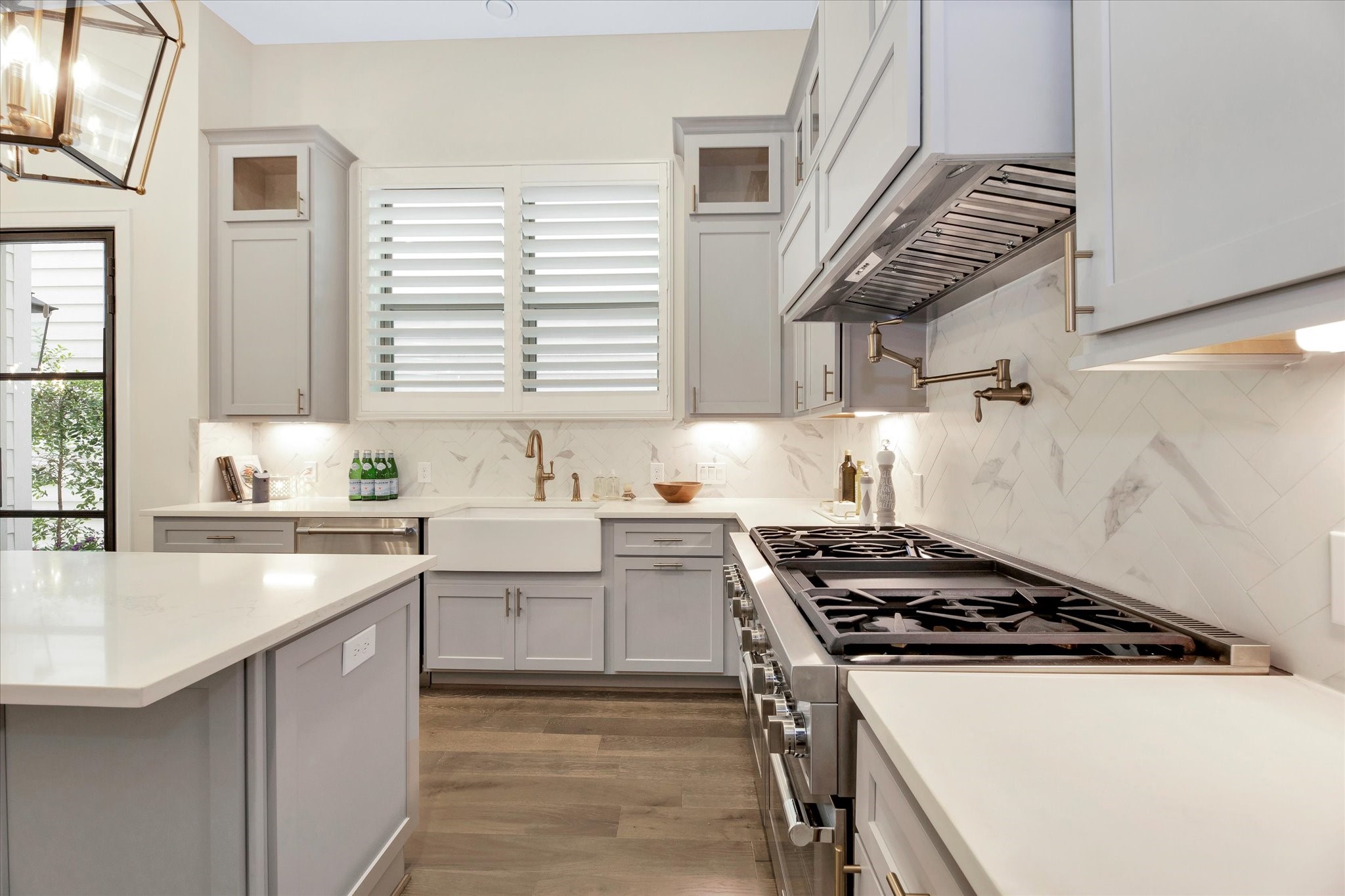 540 West 26th Street, Unit A Houston, TX 77008 - Photo 9 of 50 48 inch Thermador gas range.