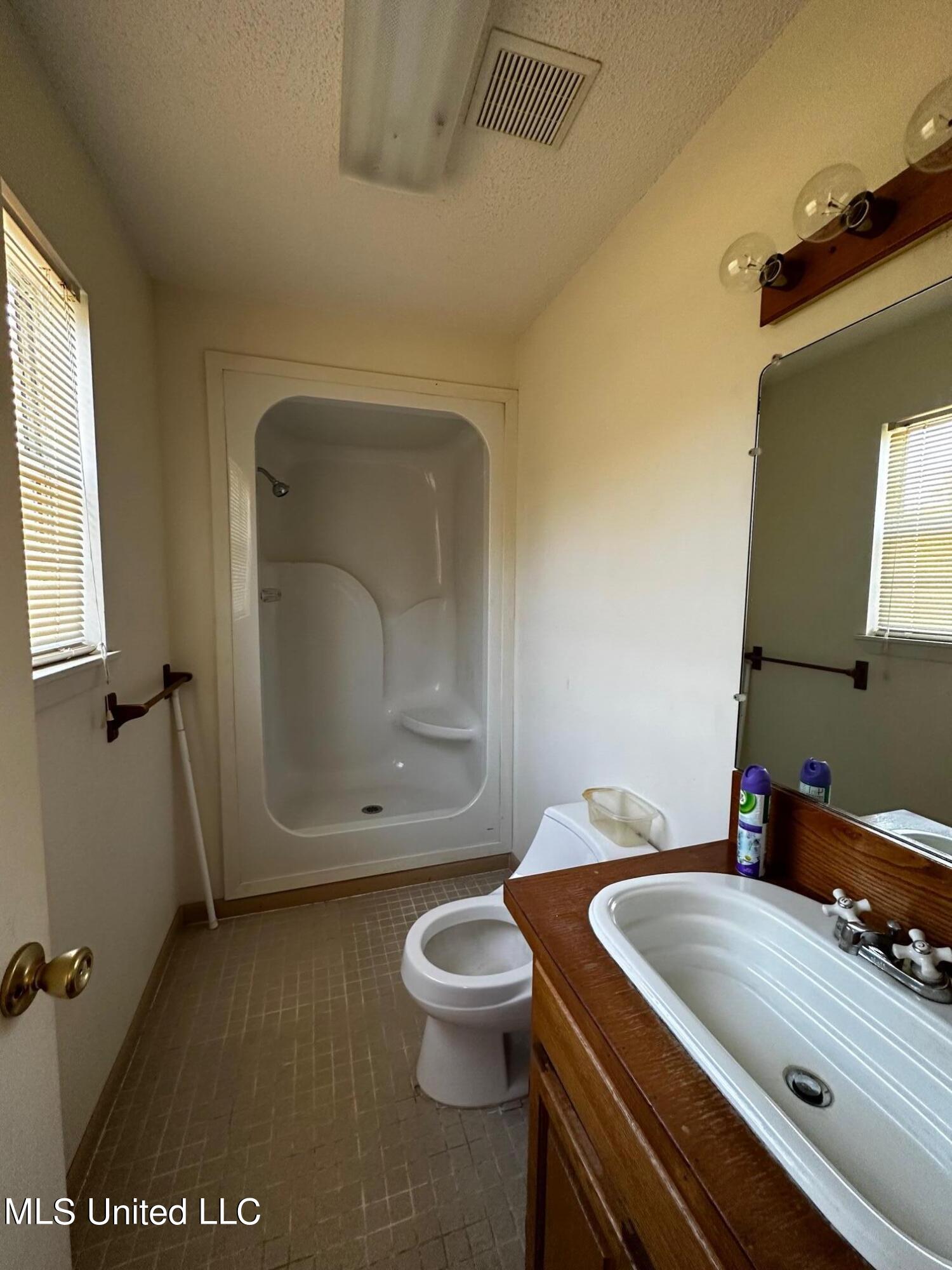 7900 Nutbank Road Moss Point, MS 39562 - Photo 16 of 29 Bathroom