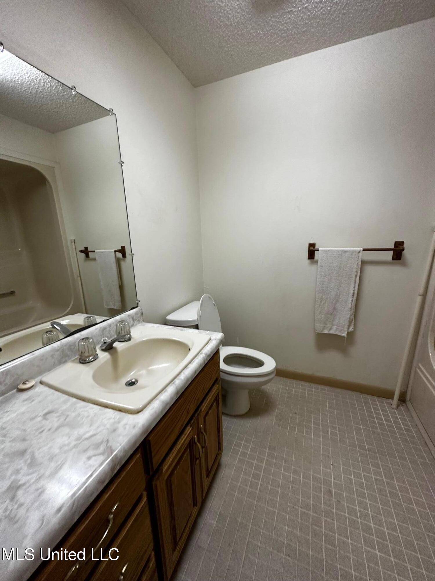 7900 Nutbank Road Moss Point, MS 39562 - Photo 26 of 29 Hall Full Bathroom
