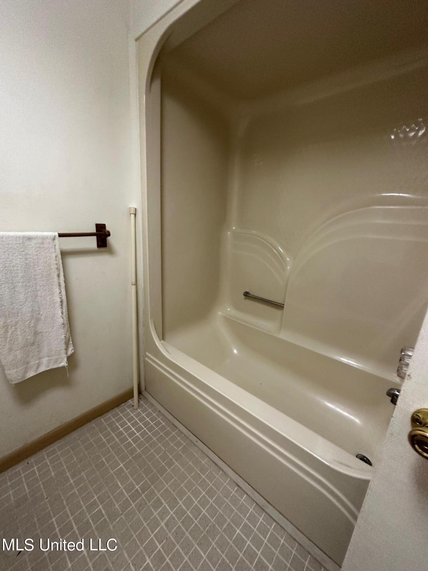7900 Nutbank Road Moss Point, MS 39562 - Photo 27 of 29 Hall Bathroom