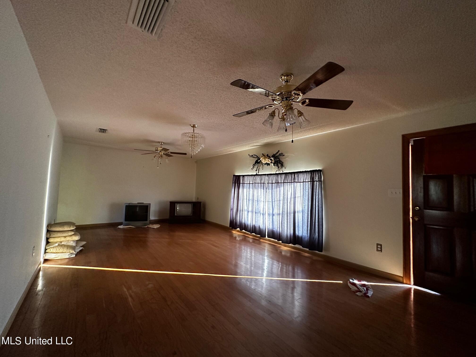 7900 Nutbank Road Moss Point, MS 39562 - Photo 9 of 29 Family Room