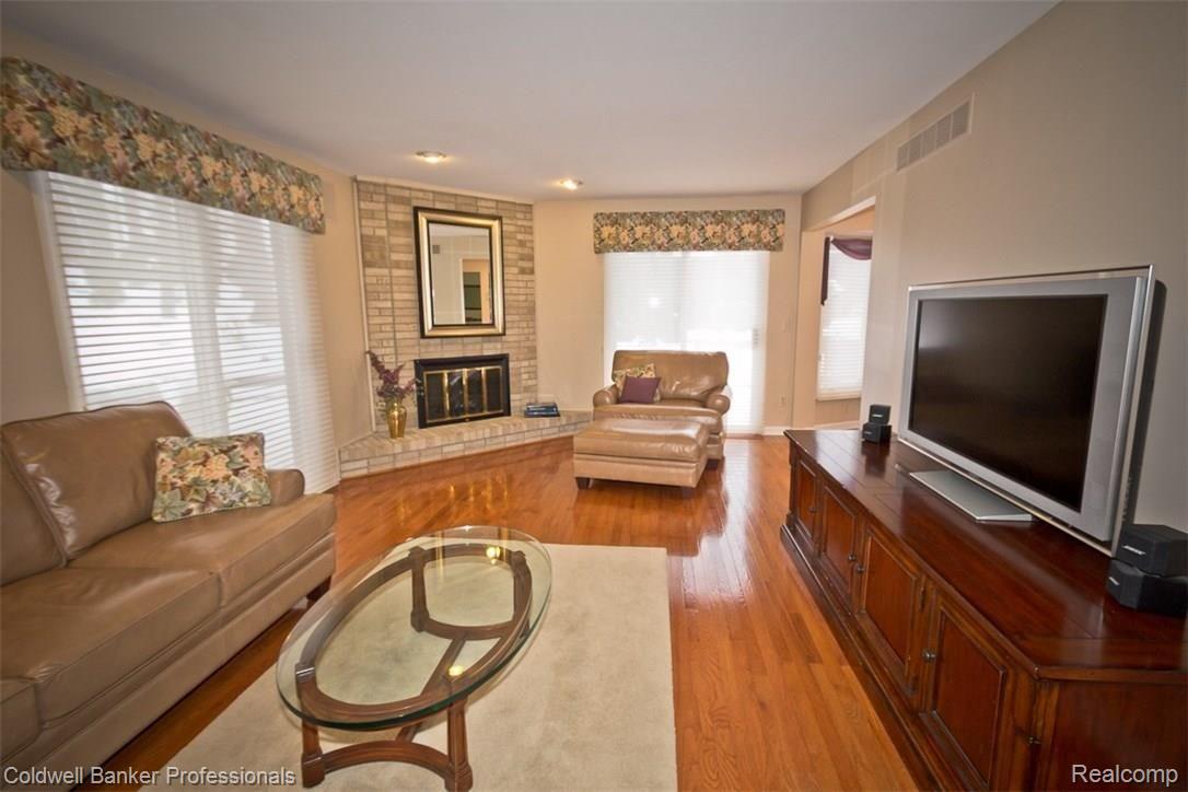 36874 Chesapeake Road Farmington, MI 48335 - Photo 21 of 46 Family Room