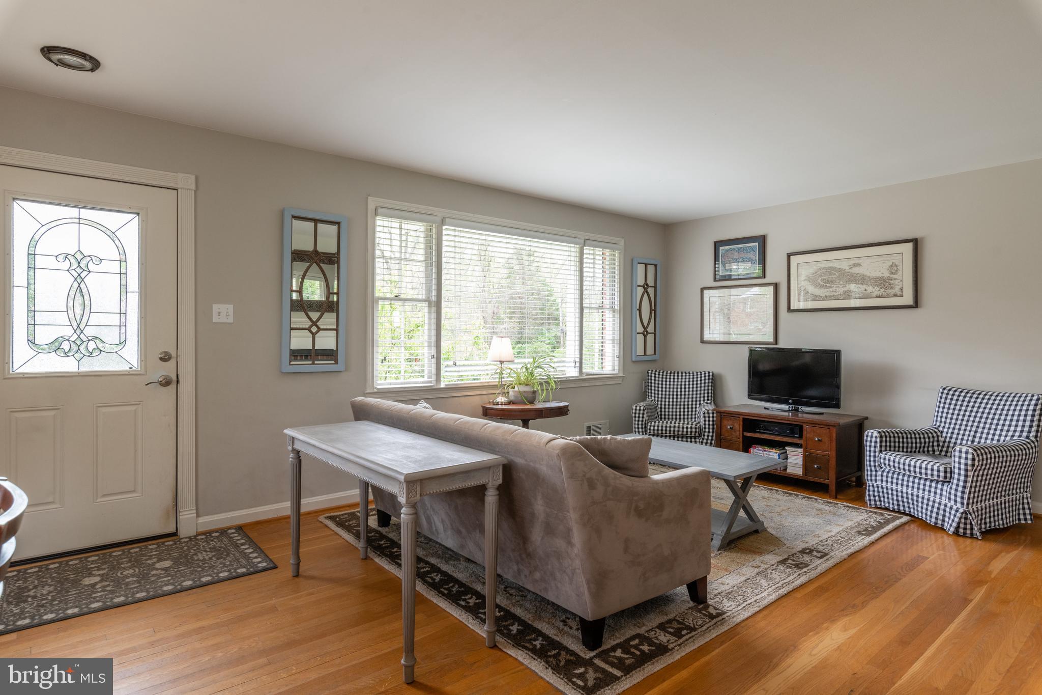8127 Bainbridge Road Alexandria, VA 22308 - Photo 2 of 37 Living Room