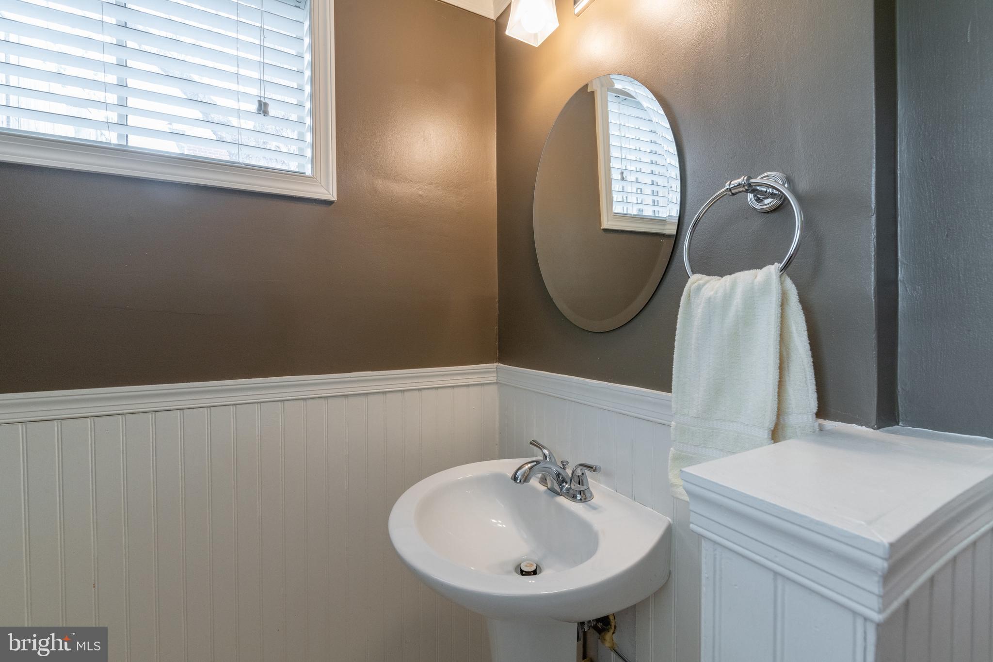 8127 Bainbridge Road Alexandria, VA 22308 - Photo 21 of 37 Bath