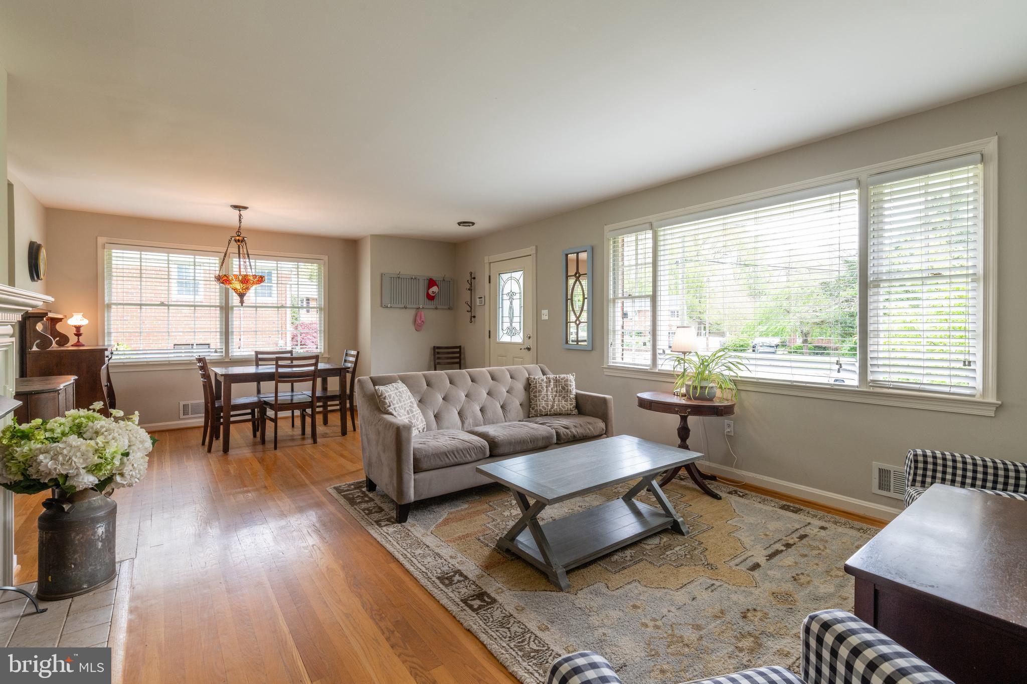 8127 Bainbridge Road Alexandria, VA 22308 - Photo 5 of 37 Living Room